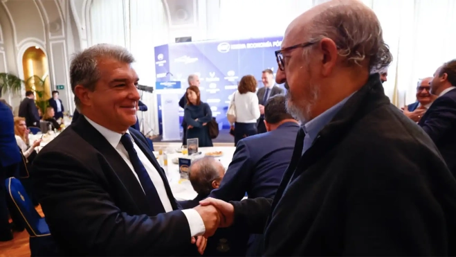 Joan Laporta y Jaume Rouras dándose la mano