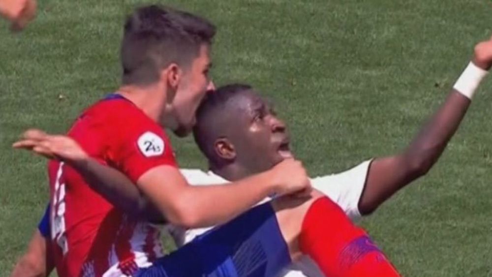 Un jugador del Atlético de Madrid muerde la cabeza de Vinicius Júnior