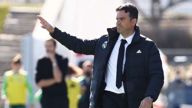 Alberto Toril dirigiendo un partido del Real Madrid Femenino