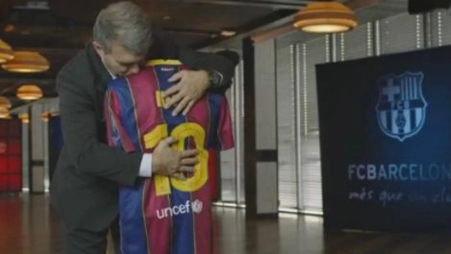 El ridículo momento en el que Laporta abrazó un maniquí de Leo Messi