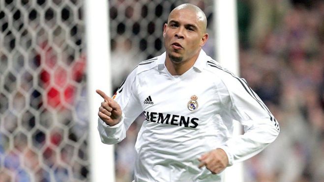 Ronaldo Nazario celebrando un gol con el Real Madrid