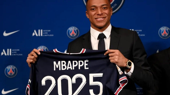 Kylian Mbappé en su última renovación con el PSG