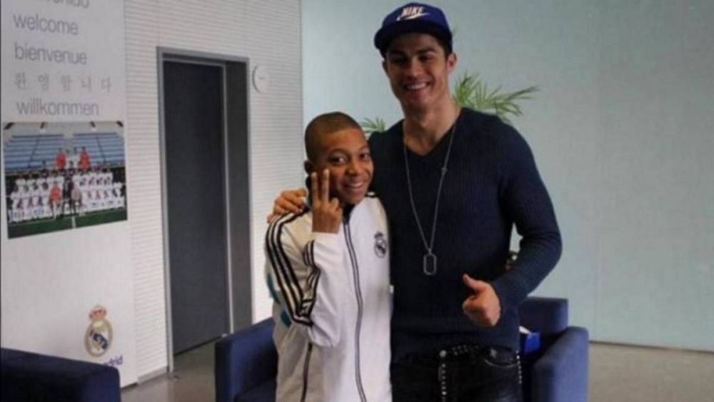 Mbappé de niño junto a Cristiano Ronaldo