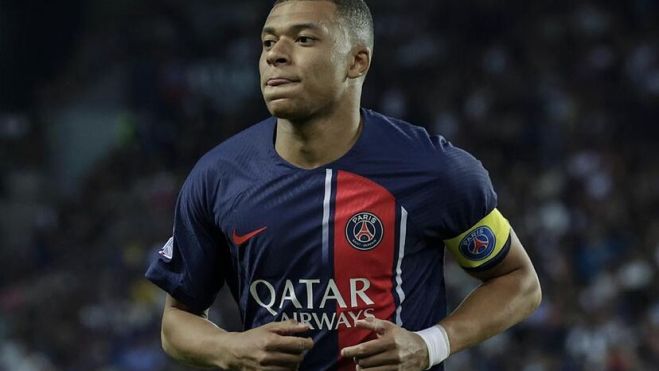 Mbappé con el PSG y el brazalete de capitán