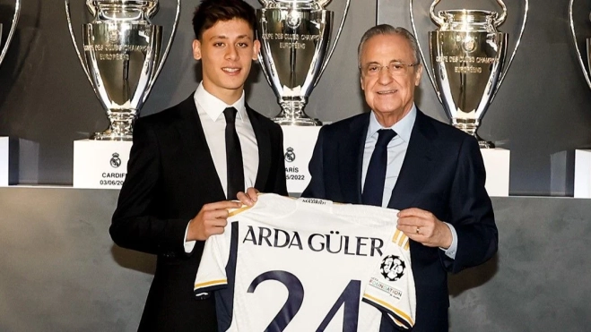 Arda Güler con Florentino Pérez en su presentación con el Real Madrid