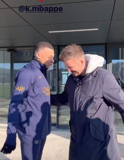 Mbappé se abraza con Beckham