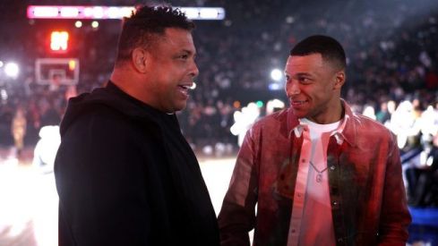 Ronaldo Nazario y Kylian Mbappé durante el partido de la NBA en París