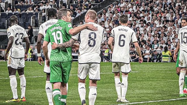 Toni Kroos con Sokratis Papastathopoulos