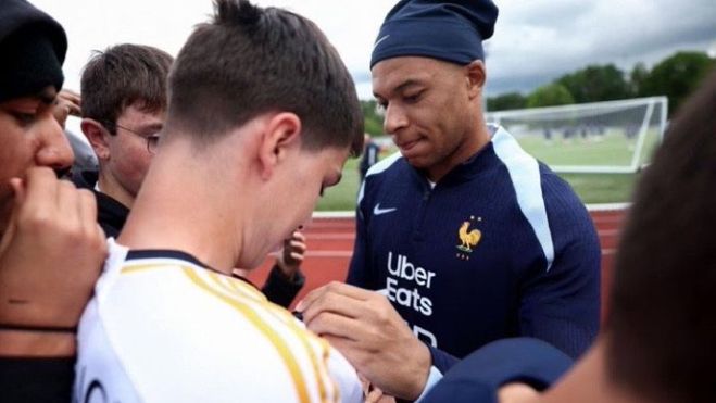 Mbappé firma una camiseta del Real Madrid