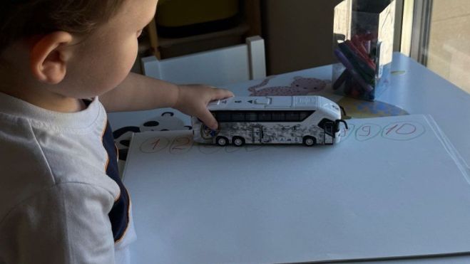 El hijo de Lunin jugando con el bus del Real Madrid