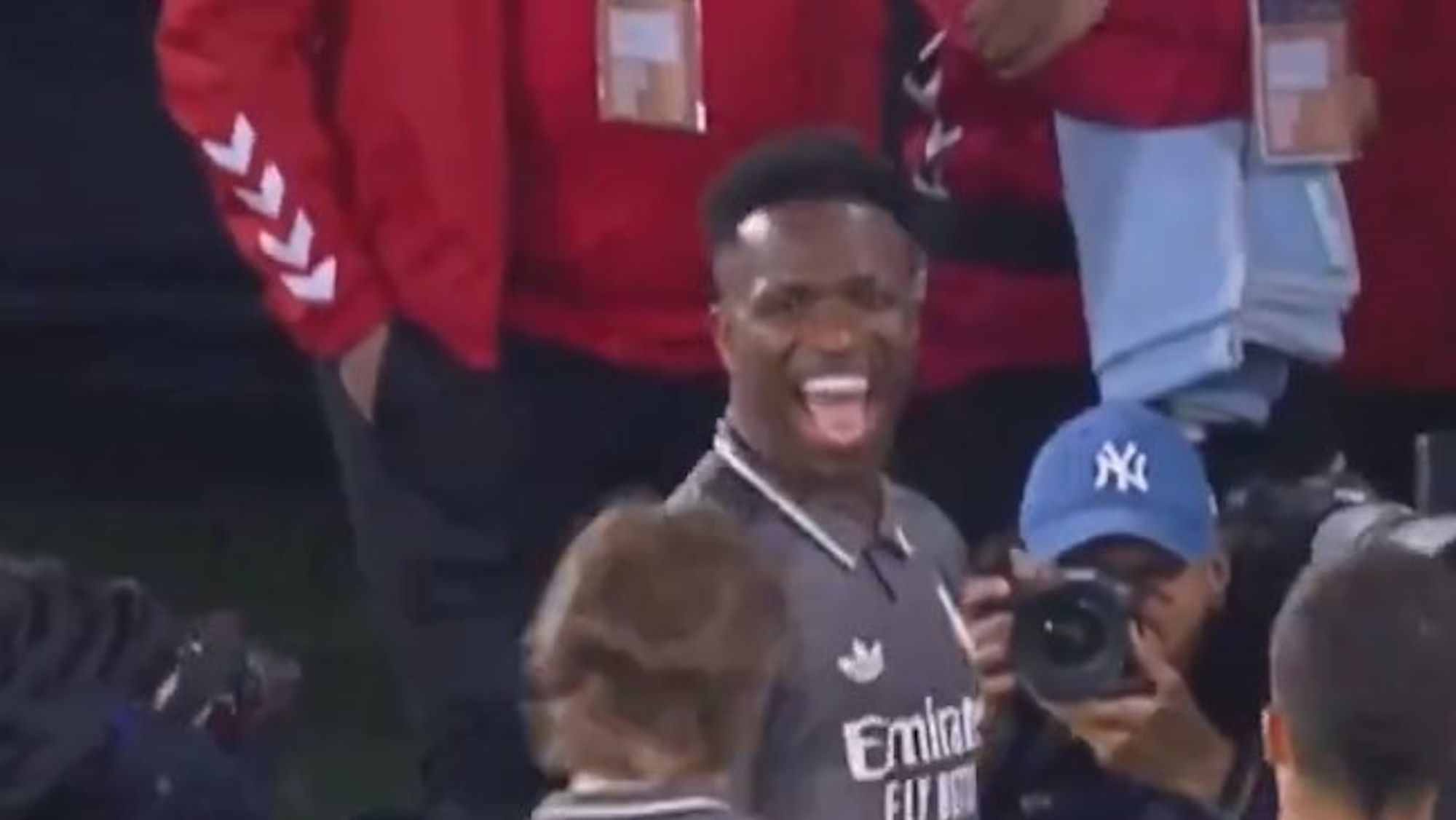 No se vio en TV la reacción de Vinicius tras anotar el 1 2 en Vigo, se fue directo a por un compañero