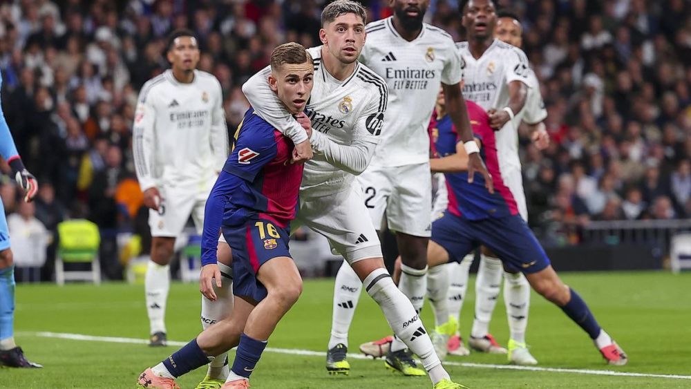 Fede Valverde agarrando a Fermín en una acción en el último Clásico