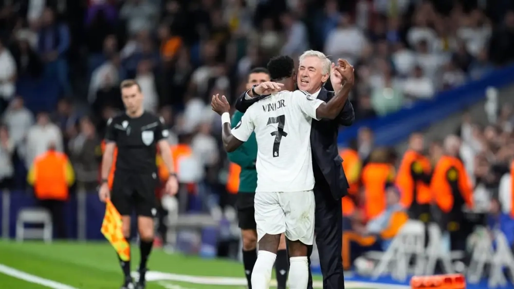 Vincius y Carlo Ancelotti se funden en un abrazo esta temporada