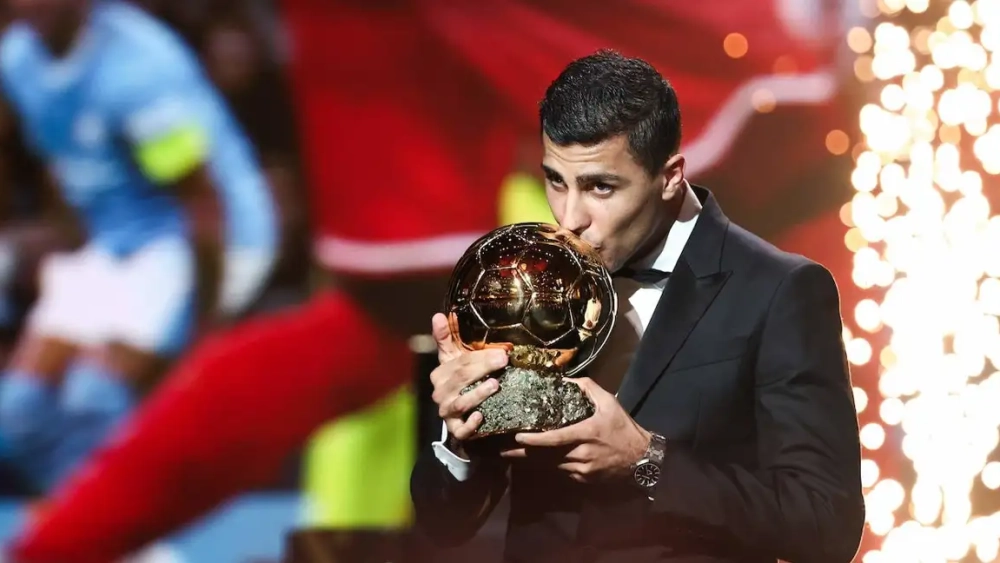 Rodri Hernández con el Balón de Oro este pasado lunes en la gala en Francia