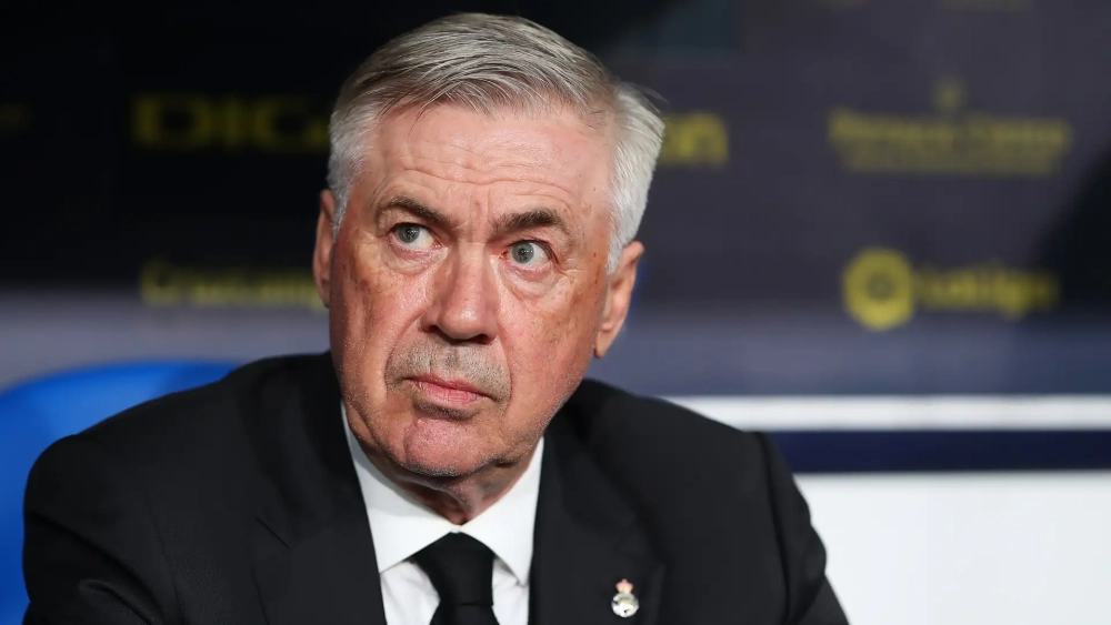 Carlo Ancelotti en el banquillo de un partido del Real Madrid