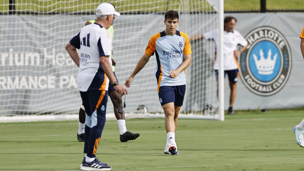 Loren Aguado con el primer equipo en un entrenamiento