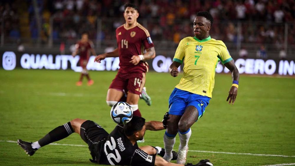 Vinicius Júnior con el portero de Venexuela en el partido de ayer