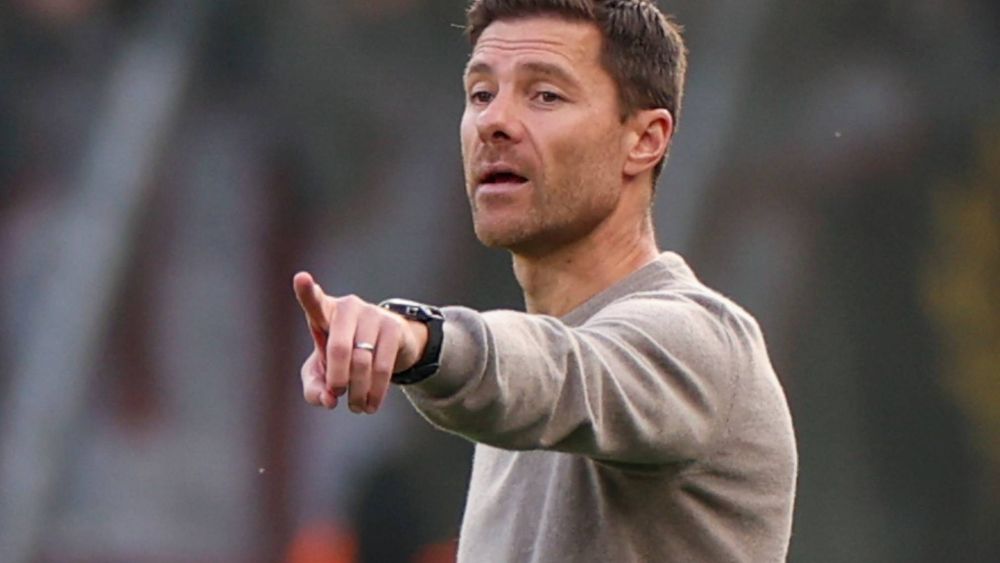 Xabi Alonso dando indicaciones técnicas