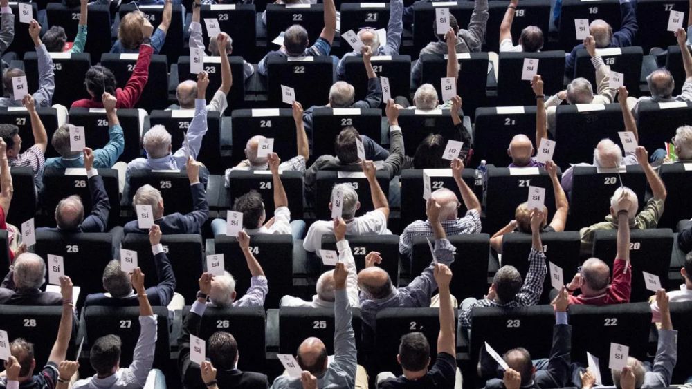 Varios socios, votando en una reciente Asamblea del Real Madrid.