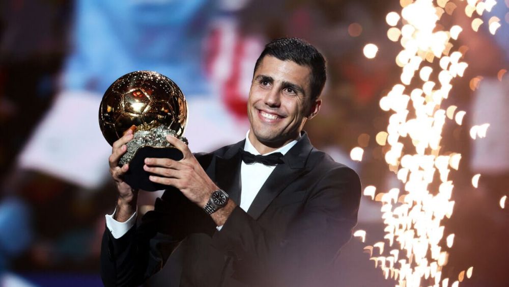 Rodri junto al Balón de Oro en París.