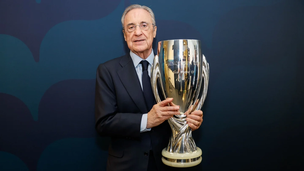 Florentino Pérez alzando un trofeo con el Real Madrid