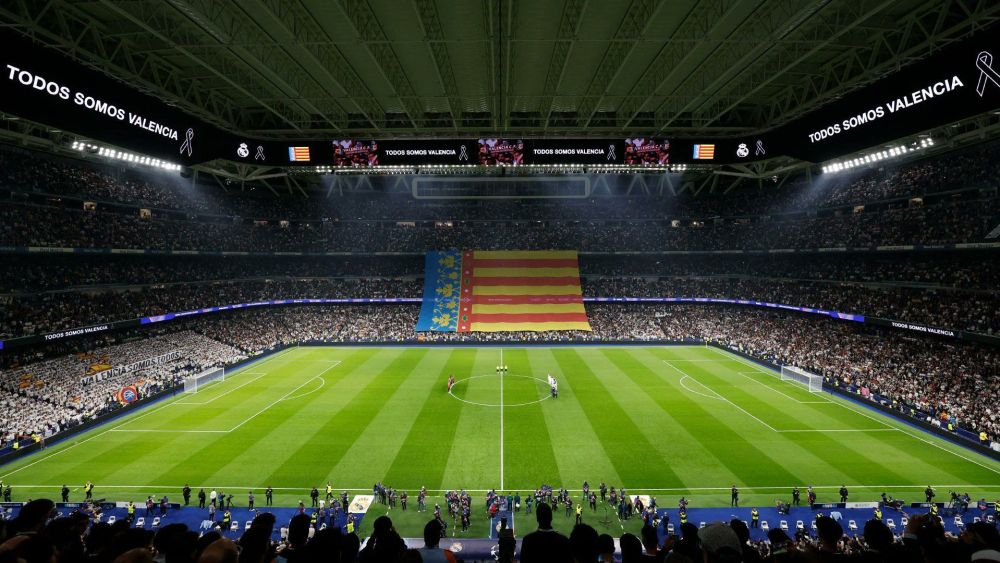 Homenaje a los afectados por la DANA en el Santiago Bernabéu