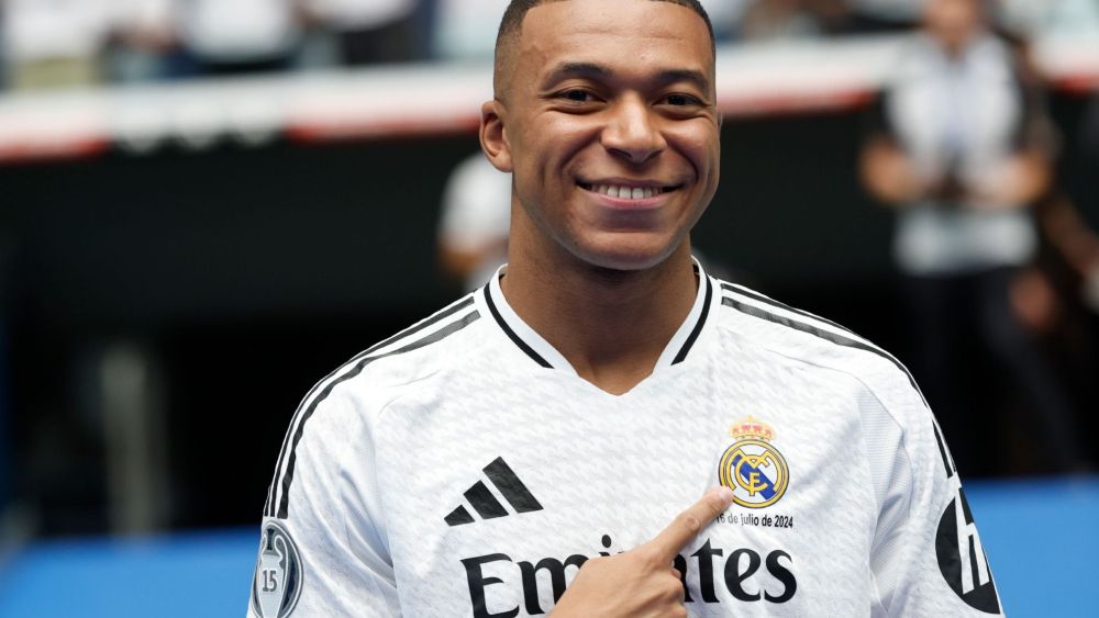 Mbappé señalándose el escudo del Real Madrid