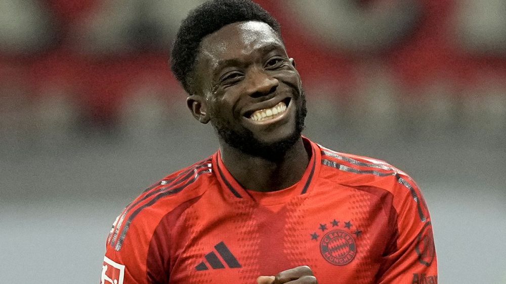 Alphonso Davies sonriente con el Bayern