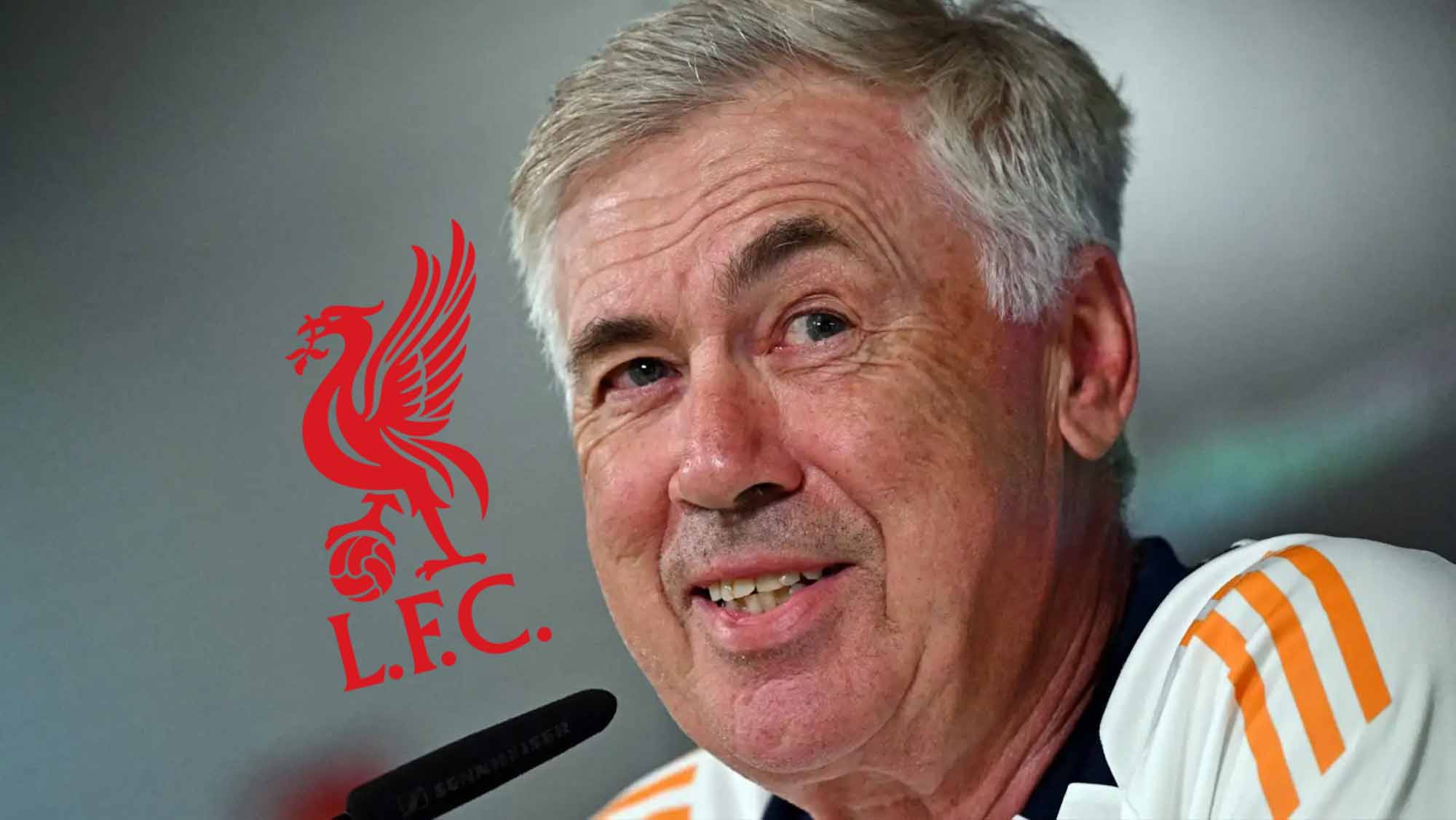 Ancelotti sonriente con escudo del Liverpool