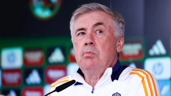 Ancelotti serio en rueda de prensa