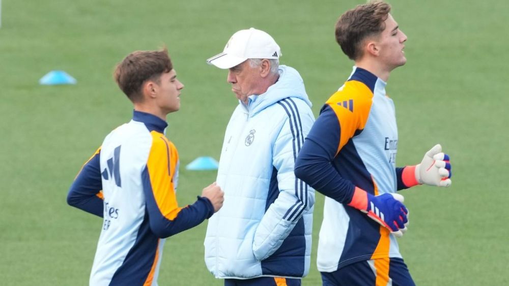 Ancelotti con dos canteranos durante el entrenamiento de hoy