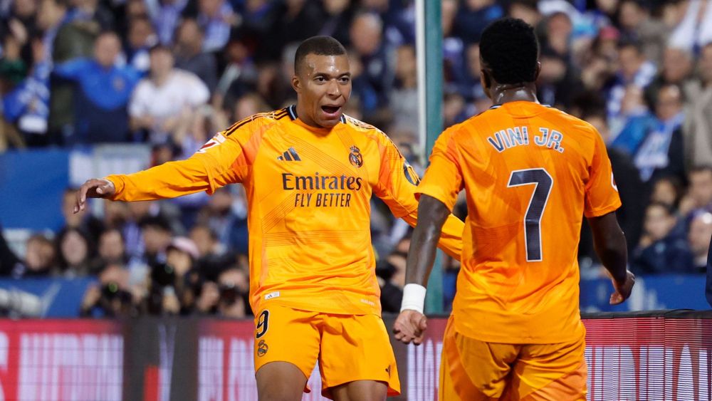 Vinícius Jr. celebra junto a Kylian Mbappé el tanto del francés ante el CD Leganés.