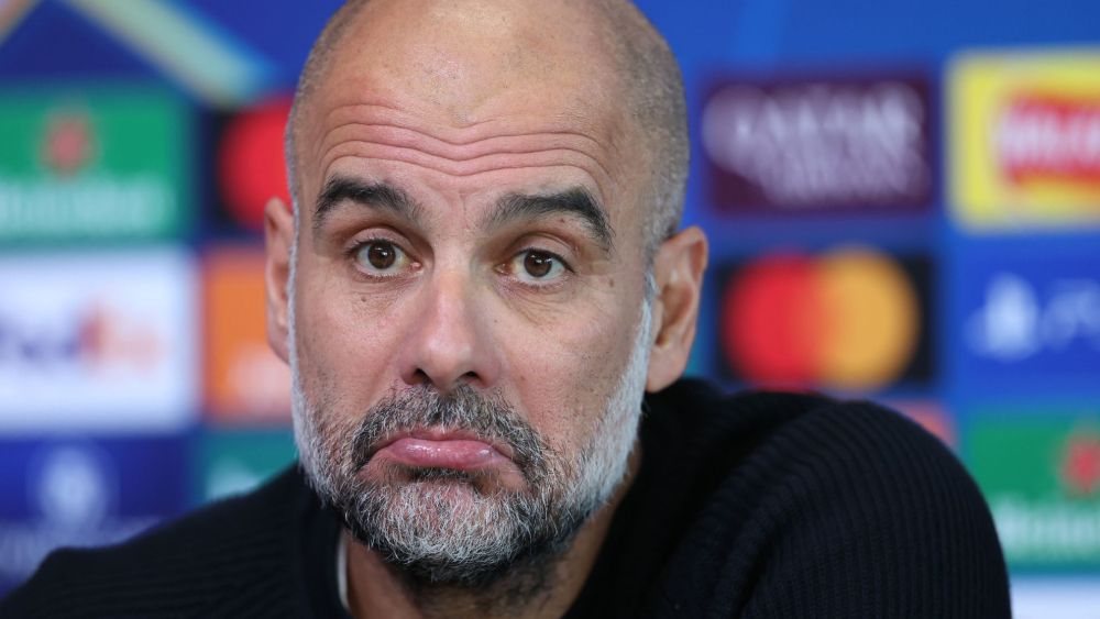 Pep Guardiola en sala de prensa con cara de circunstáncia