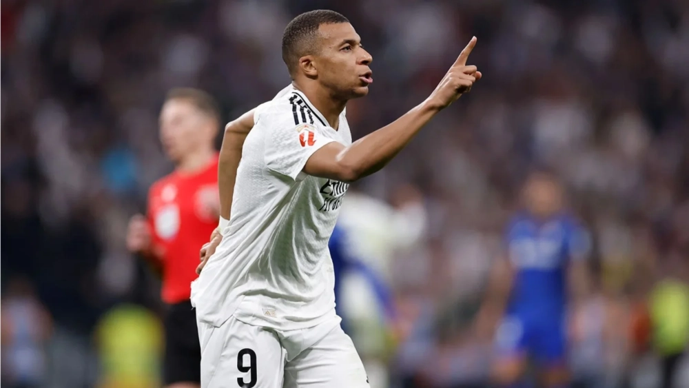 Mbappé celebrando su gol contra el Getafe ayer en el Bernabéu