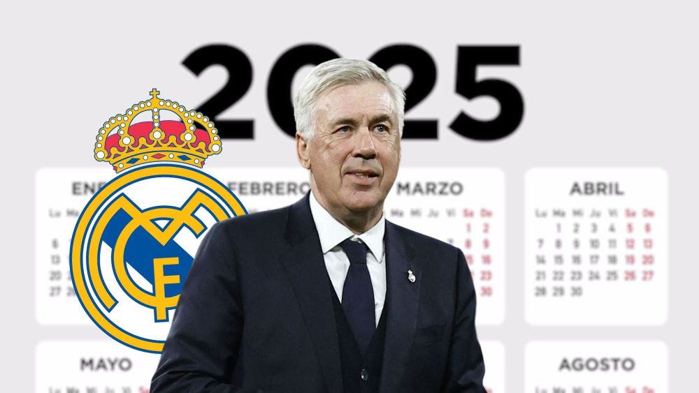 Carlo Ancelotti sonriendo delante de escudo Real Madrid y calendario 2025