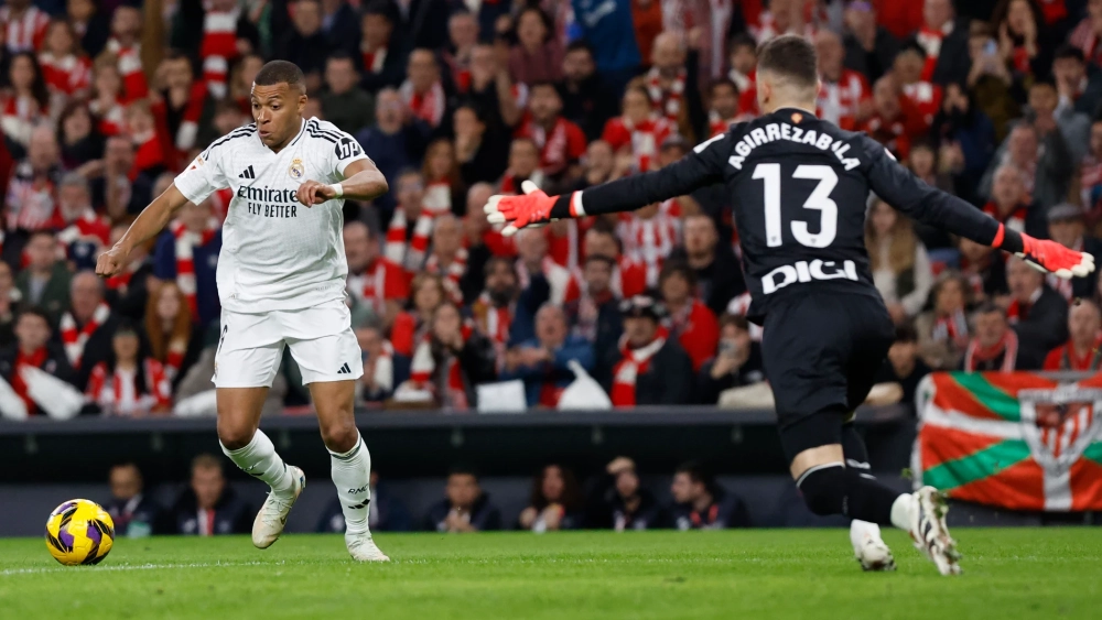 Mbappé antes de chutar al portero del Athletic de Bilbao