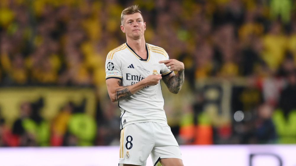 Toni Kroos señalándose el escudo del Real Madrid