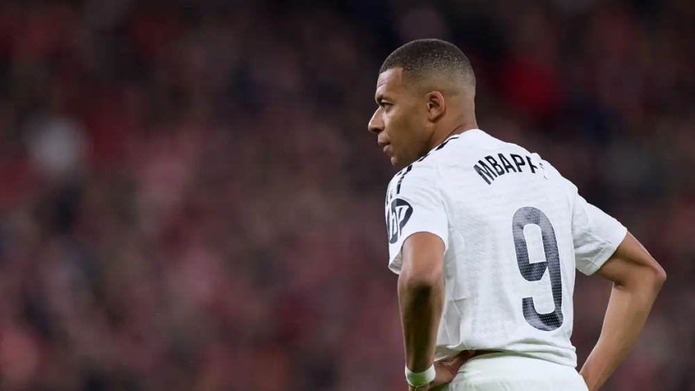 Kylian Mbappé pensativo durante el partido contra el Athletic Club.