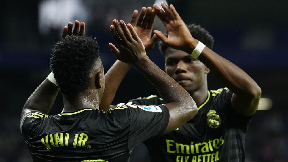 Vinícius Júnior y Aurélien Tchouaméni celebrando un gol. 