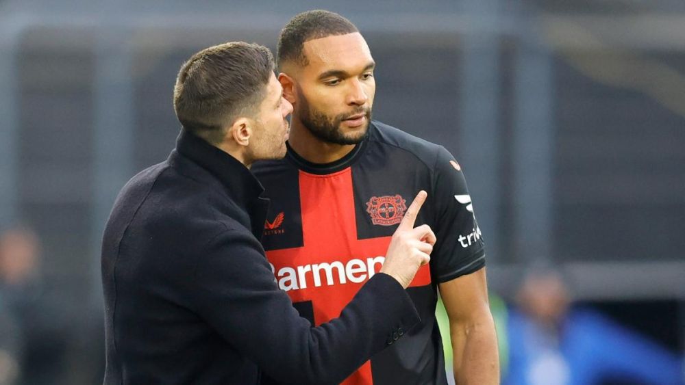 Xabi Alonso y Jonathan Tah durante un partido.