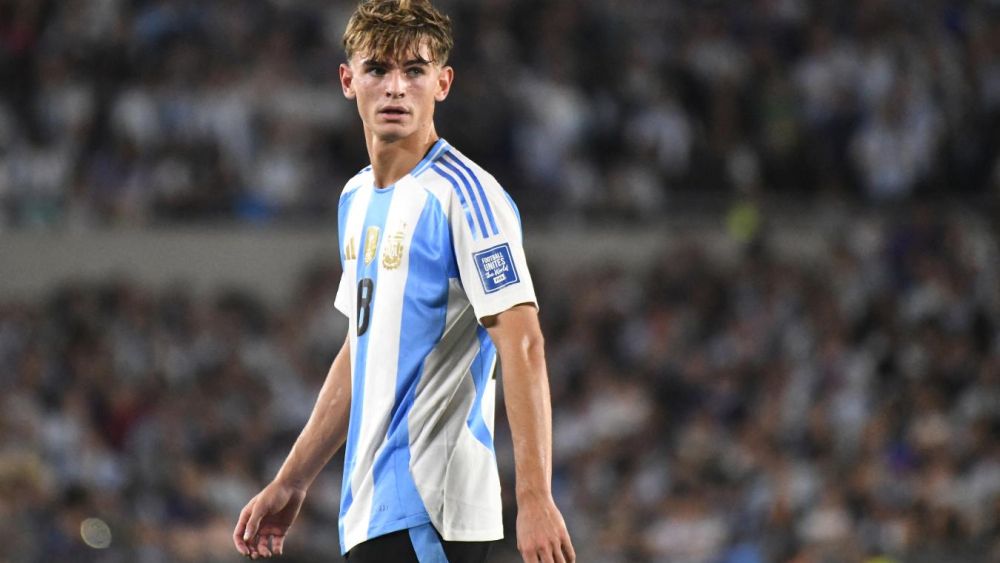 Nico Paz durante un partido con la Selección Argentina.