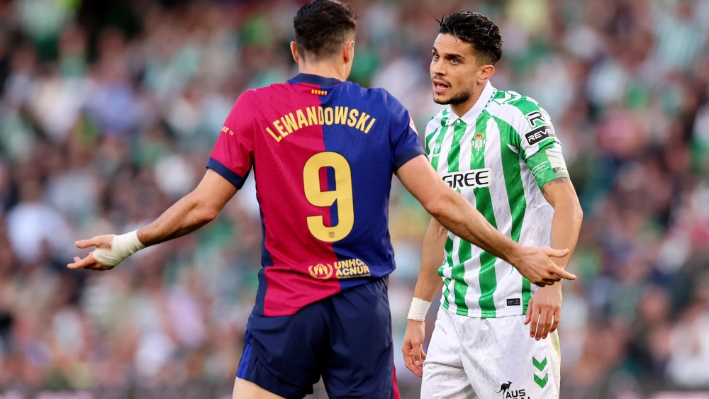 Lewandowski y Bartra en el último Betis Barça