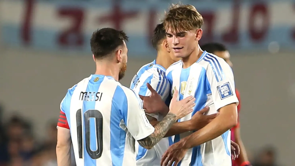 Nico Paz con Messi con Argentina