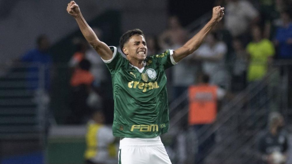 Vitor Reis durante un partido con el Palmeiras.