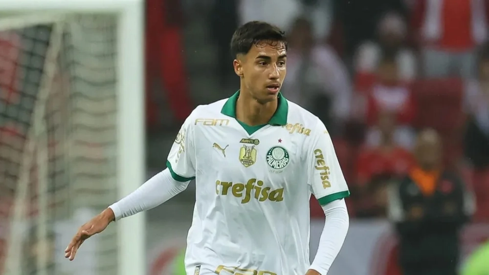 Vitor Reis durante un partido con el Palmeiras. 