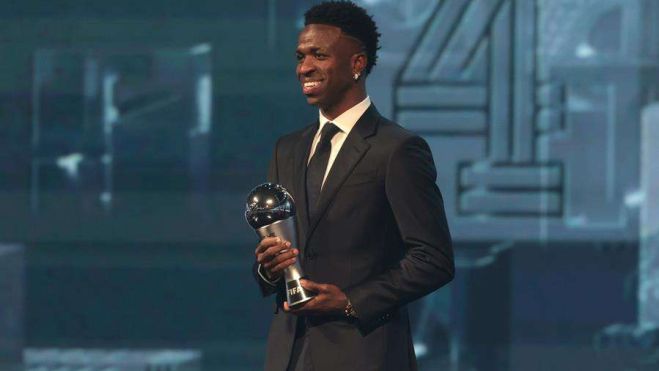 Vinícius Júnior con el premio The Best.