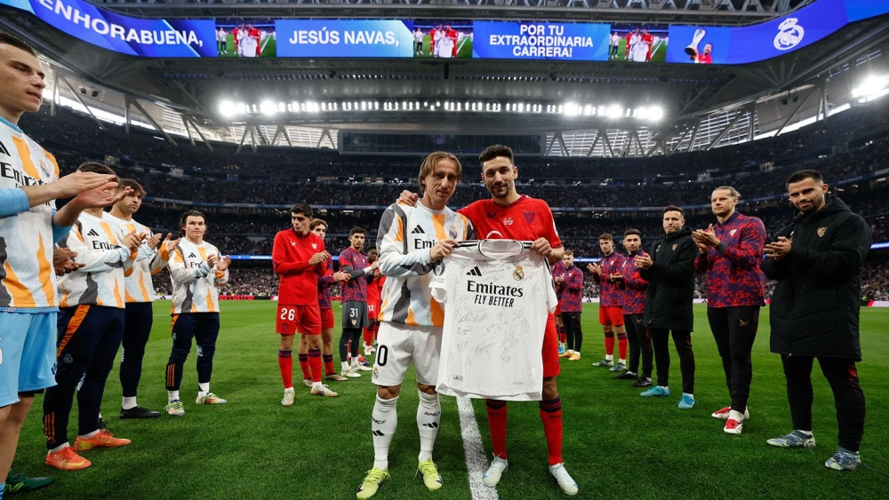 Luka Modric entregó una camiseta a Jesús Navas firmada por todos los futbolistas de la primera plantilla.