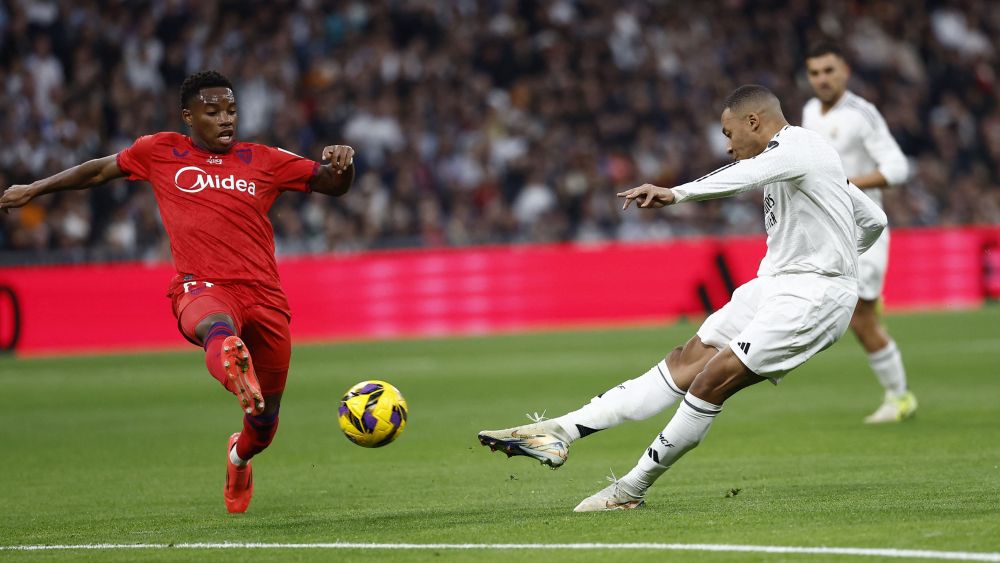 Momento en el que Kylian Mbappé marca su gran diana ante el Sevilla FC.