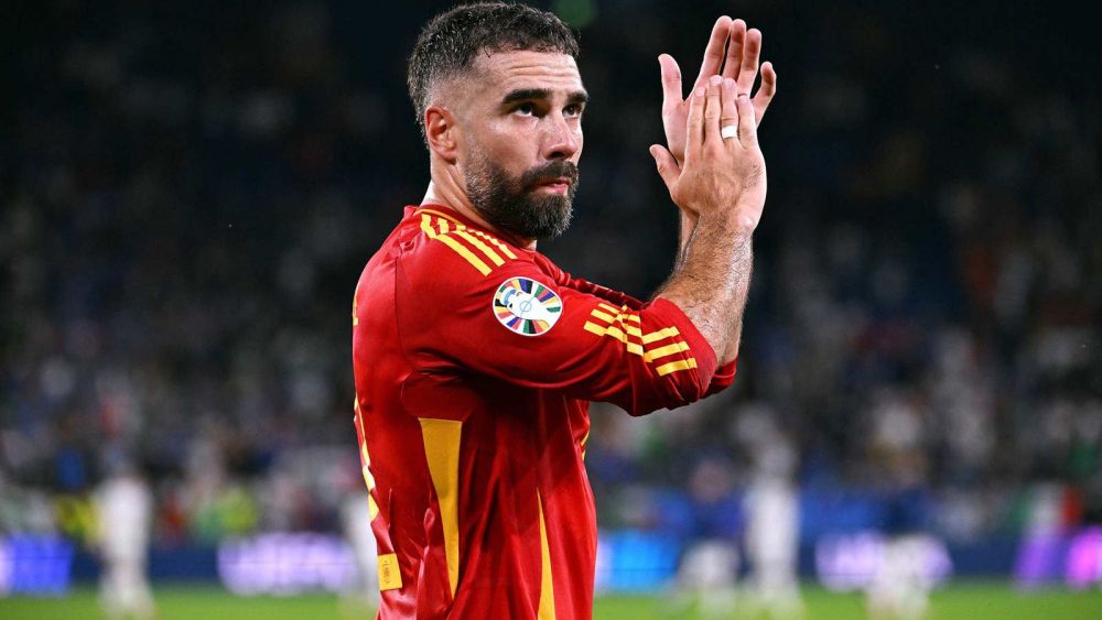 Dani Carvajal aplaudiendo con la Selección de España