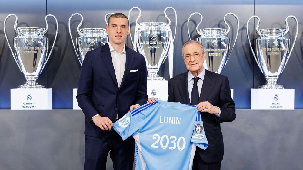 Andriy Lunin, junto a Florentino Pérez, en el día de su renovación con el Real Madrid hasta el 2030.